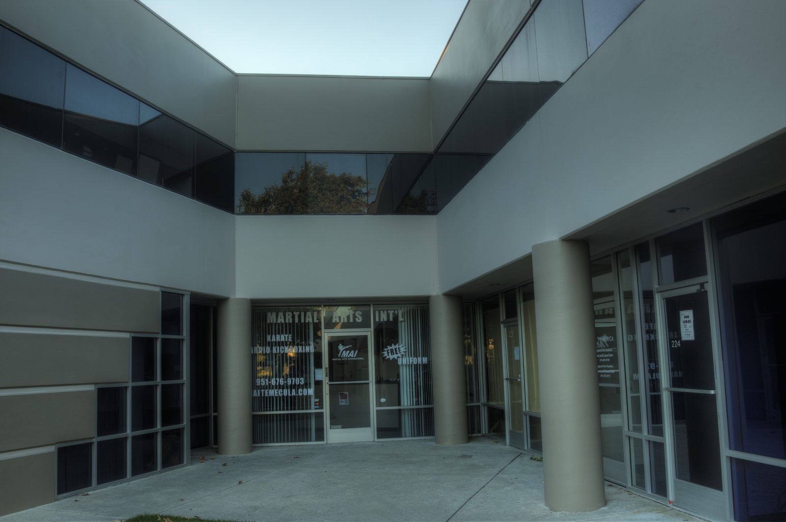 Jefferson Court courtyard with exterior suite entrances